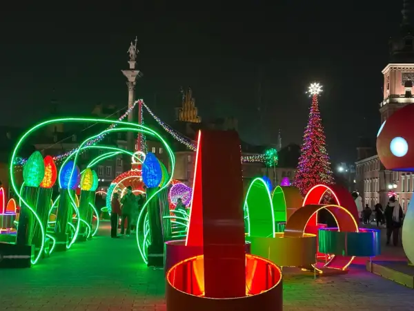 Magiczne iluminacje świetlne w Warszawie tworzą bajkową atmosferę. Kolorowe ozdoby i choinka rozświetlają noc.