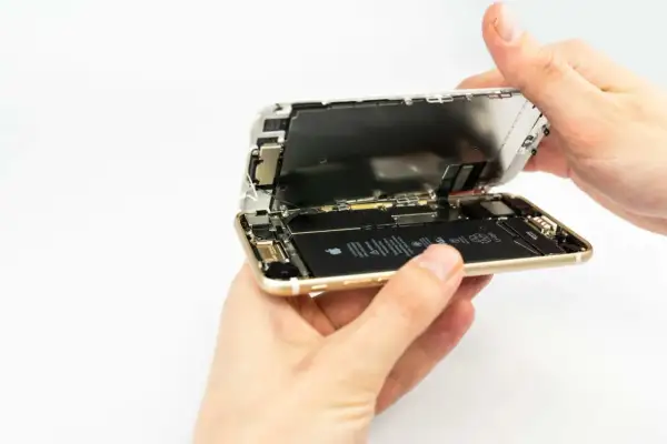 Otwarty telefon z widoczną baterią. Dowiedz się, jak sprawdzić kondycję baterii w swoim urządzeniu.