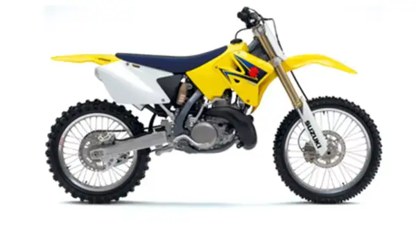 Żółty motocykl crossowy Suzuki RM 250 2t, gotowy do akcji. Zastanawiasz się, suzuki rm 250 2t ile ma koni?