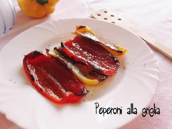 Peperoni alla griglia succosi e caramellati, pronti per essere gustati.