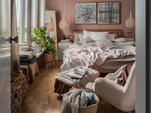 Sypialnia w stylu biophilic design: dużo roślin, naturalne materiały i spokojne kolory tworzą oazę spokoju.