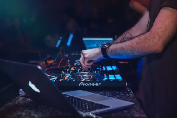 Jak zostać DJ w klubie i uniknąć najczęstszych błędów początkujących