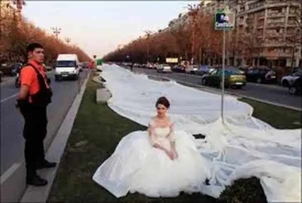 Jak podpiąć tren w sukni ślubnej? Spokój i elegancja na weselu