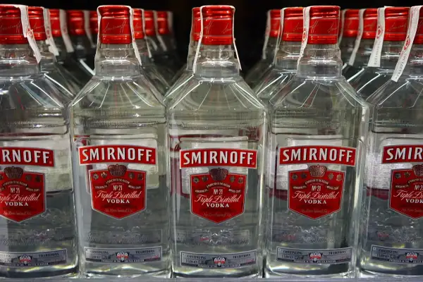 Rzędy butelek Smirnoff. Pytanie: czy wódka ma termin ważności? Odpowiedź: nie, jeśli jest prawidłowo przechowywana.