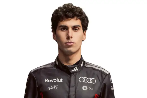 Retrato de Gabriel Bortoleto con traje de piloto negro, luciendo los logotipos de Audi, Revolut y BP.