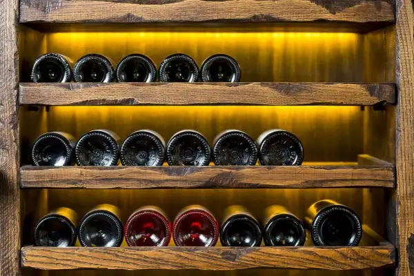 W jakiej temperaturze przechowywać wino, aby uniknąć jego zepsucia?