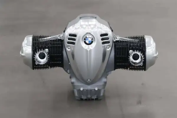 Motor boxer BMW plateado con aletas de refrigeración negras y el logo de BMW en el centro.