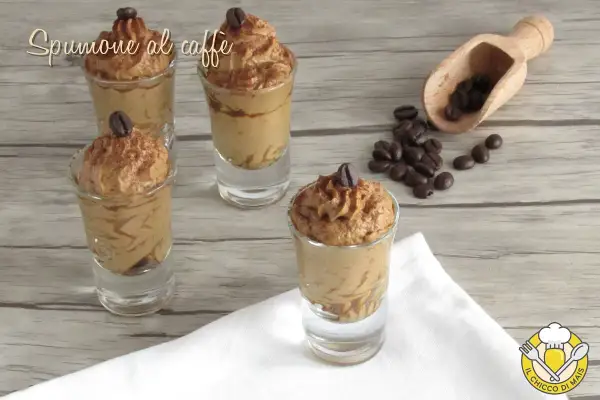 Delizioso spumone al caffè in bicchierini, guarnito con chicchi di caffè e cacao. Perfetto per un dolce momento.