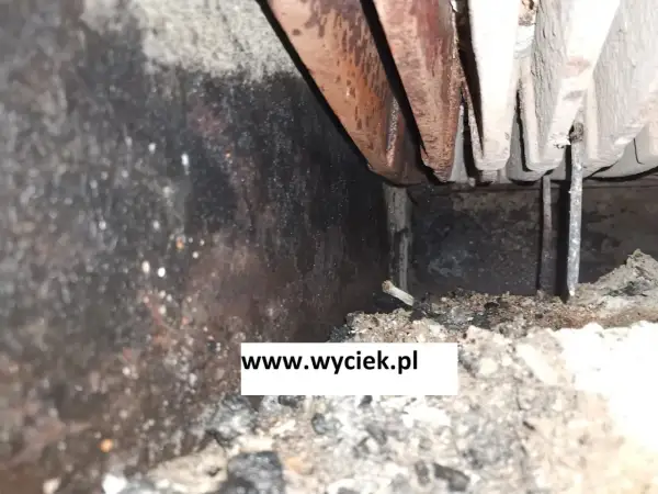Widok wnętrza pieca CO z widocznymi śladami sadzy i popiołu. Czy można zakleić cieknący piec CO?