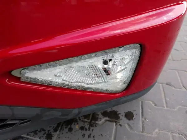Uszkodzona lampa przeciwmgielna Honda Civic VIII przód, wymaga wymiany żarówki.