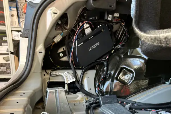 Amplificatore Audison installato nel bagagliaio, un piccolo passo verso la protezione delle aree marine protette, riducendo l'inquinamento acustico.