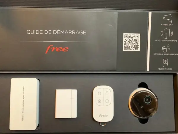 Kit de sécurité Freebox Delta : caméra Wi-Fi, détecteurs et télécommande.