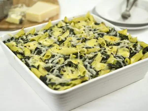 Pyszna zapiekanka ze szpinakiem i makaronem penne, zapieczona pod ciągnącym się serem. Idealna na szybki obiad.