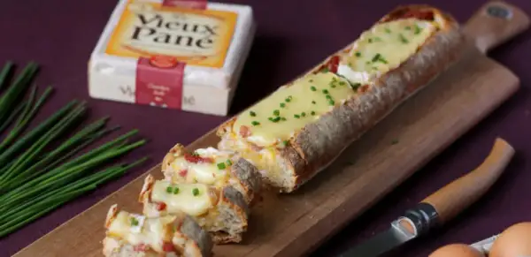 Un pain garni de fromage fondant et de lardons, parfait pour un apéro dinatoire.
