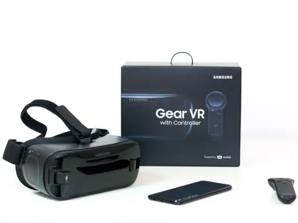 Zestaw Samsung Gear VR z kontrolerem i telefonem. Sprawdź, jakie telefony Samsung współpracują z tym gogle VR.