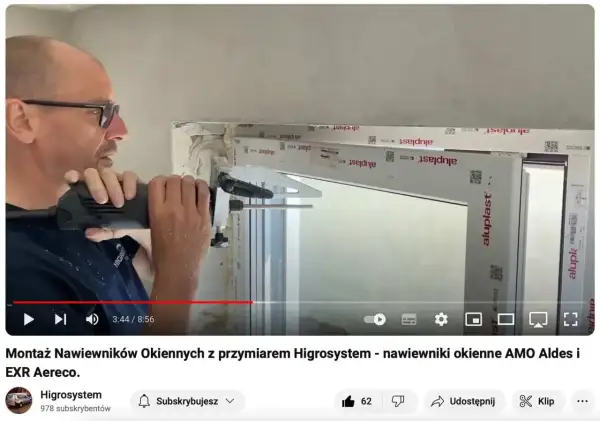 Montaż nawiewników okiennych z użyciem przyrządu Higrosystem. Widać montaż nawiewników w oknach.