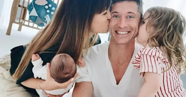 Anna Lewandowska całuje Roberta, a ich córki, Klara i Laura, również okazują mu miłość.