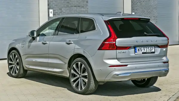 Srebrne Volvo XC60 Recharge z charakterystycznymi światłami LED. Sprawdź aktualną volvo xc60 cena i wybierz swój wymarzony SUV.