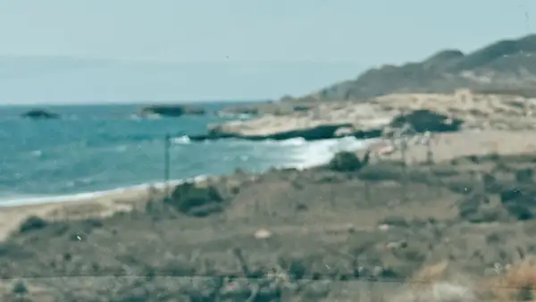 Vista de la playa de los Genoveses, con el mar azul y las colinas. Un lugar ideal para disfrutar y comer algo.