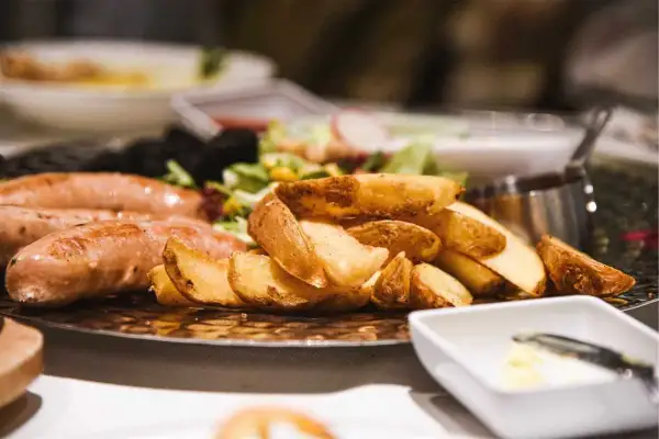 Gdzie zjeść w Sobótce? Odkryj najlepsze restauracje i kawiarnie