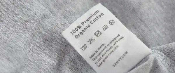 Pflegeetikett für T-Shirts aus Bio-Baumwolle: Waschen bei 30 Grad, nicht bleichen, nicht im Trockner trocknen.