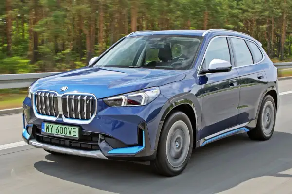 Niebieski BMW iX1 na drodze, sprawdzamy jego bmw ix1 cena.