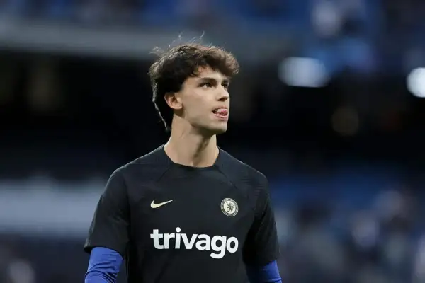 Piłkarz João Félix w koszulce Chelsea FC, w jakim klubie gra, pokazuje język.