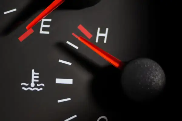 Le voyant liquide de refroidissement est allumé, indiquant une température moteur élevée.