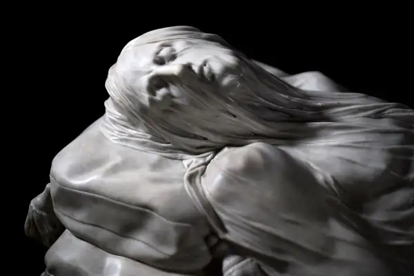 La Pudicizia napoletana, scultura in marmo che incarna la grazia e la fragilità, con un velo che copre il volto.