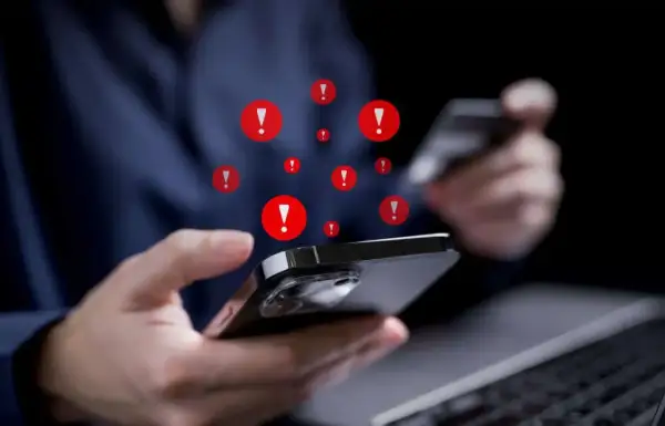 Ostrzeżenia na ekranie telefonu, gdy ktoś próbuje dokonać płatności. To może być pharming – oszustwo polegające na przekierowaniu do fałszywej strony.