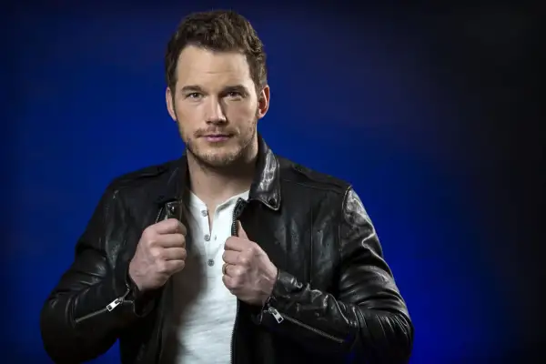 Chris Pratt w skórzanej kurtce, gotowy do kolejnych filmów.