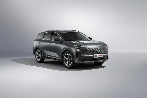 Nowy Changan CS75 PLUS w kolorze grafitowym, gotowy na polskie drogi. Stylowy SUV z nowoczesnym designem.