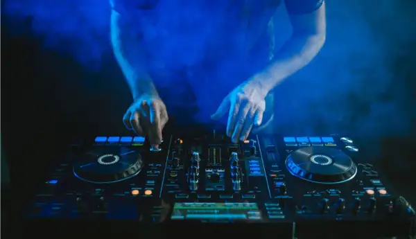 Skąd DJ-e biorą muzykę? Odkryj legalne źródła i platformy