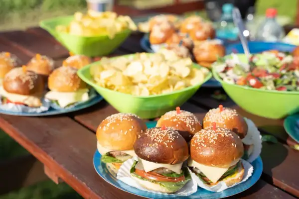 Mini burgery i sałatka na pikniku. Idealne proste przepisy na przekąski w 15 minut, gdy liczy się czas i smak.