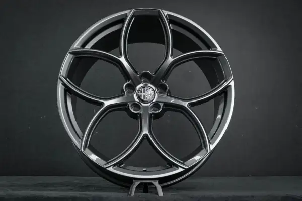 Elegancka, pięcioramienna felga aluminiowa 16 cali z logo Alfa Romeo. Zastanawiasz się, ile waży felga aluminiowa 16?