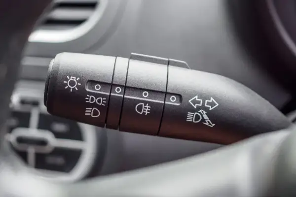 Przełącznik świateł w Hyundai i20: włączanie świateł mijania, drogowych, pozycyjnych i świateł przeciwmgielnych tylnych.