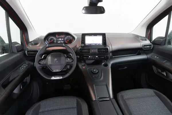 Interni Peugeot Rifter: volante, cruscotto digitale, schermo touchscreen e sedili in tessuto.