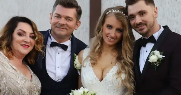 Para weselna i rodzice. Czy Zenek ma dzieci? Na ślubie widać cztery osoby.