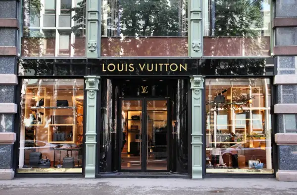 Elegancki butik Louis Vuitton. Czy znana projektantka mody rzeczywiście wychowała się w luksusach, patrząc na te torebki i walizki?