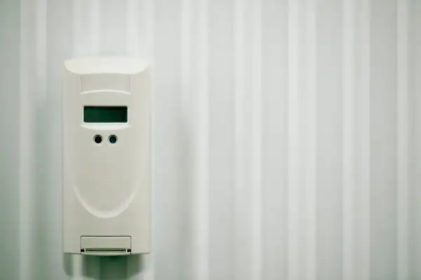 Ein elektronischer Heizkostenverteiler an einem Heizkörper. Mögliche Nachteile: ungenaue Messung bei starker Sonneneinstrahlung.