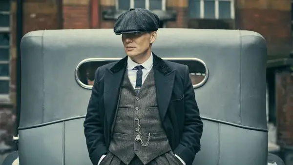 Tommy Shelby in seiner ikonischen Kleidung, bereit für die **Peaky Blinders neue Staffel**.