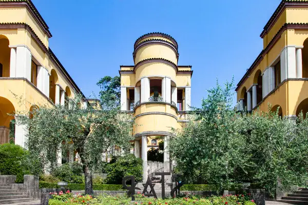 Il Vittoriale degli Italiani, residenza di Gabriele D'Annunzio, con la sua architettura gialla e gli ulivi nel giardino.