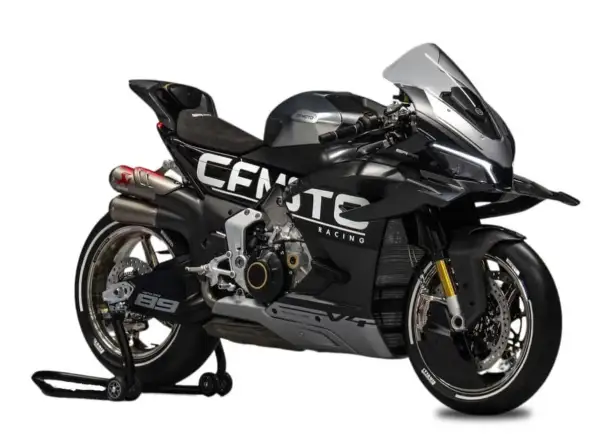 CFMOTO 1000 RR negra, lista para la pista.