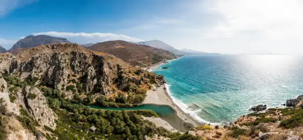 Traumhafte Bucht mit Palmen und türkisfarbenem Wasser. Perfekte Kreta Urlaub Tipps für Naturliebhaber.