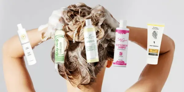 Fünf verschiedene Shampoos, darunter ein Tiefenreinigungsshampoo, werden in schaumiges Haar gehalten.