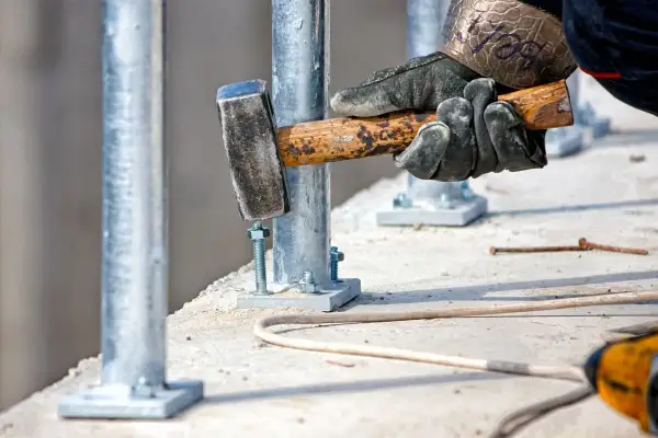 Kotwy do betonu: wybór, montaż i błędy poradnik eksperta