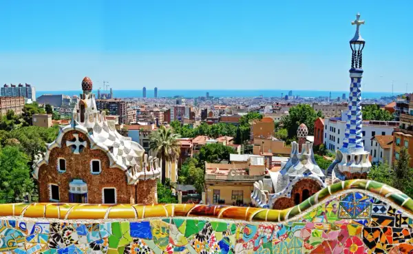 Widok na Park Güell w Barcelonie. Zastanawiasz się, ile się leci do Barcelony? To miasto pełne kolorów i architektury.