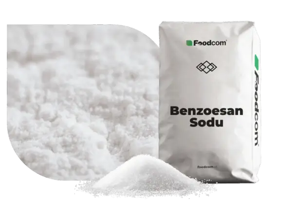 Biały proszek, benzoesan sodu, w opakowaniu Foodcom. Składnik wielu kosmetyków, zapewniający ich trwałość.