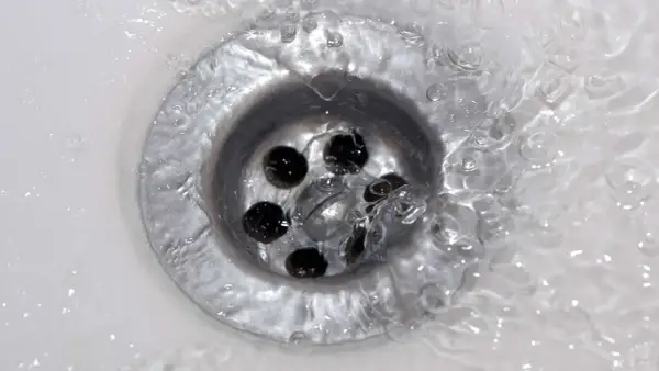 Wasser staut sich im Abfluss. Die Badewanne ist verstopft, Rohrreiniger hilft nicht.
