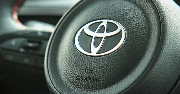 Kierownica z logo Toyota, symbolem marki samochodów. Widoczny napis SRS AIRBAG.